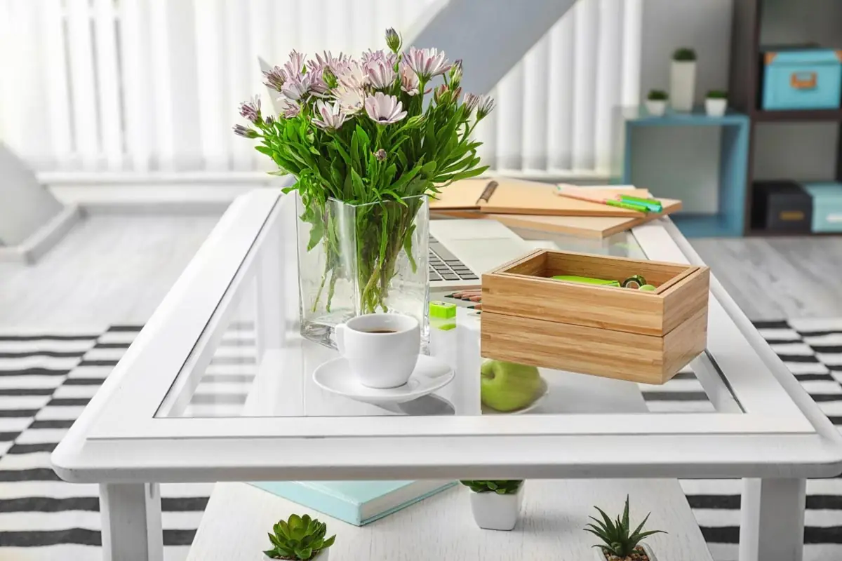 Măsuțe decorative pentru living: Cum le alegi pe cele mai potrivite?