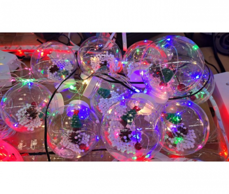 Instaltie Brad - Instalatie pom, tip plasa, 10 globuri transparente cu Mos Craciun