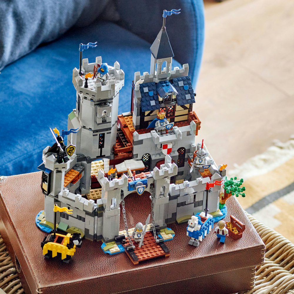 Castel medieval cu cai si cavaleri [8]