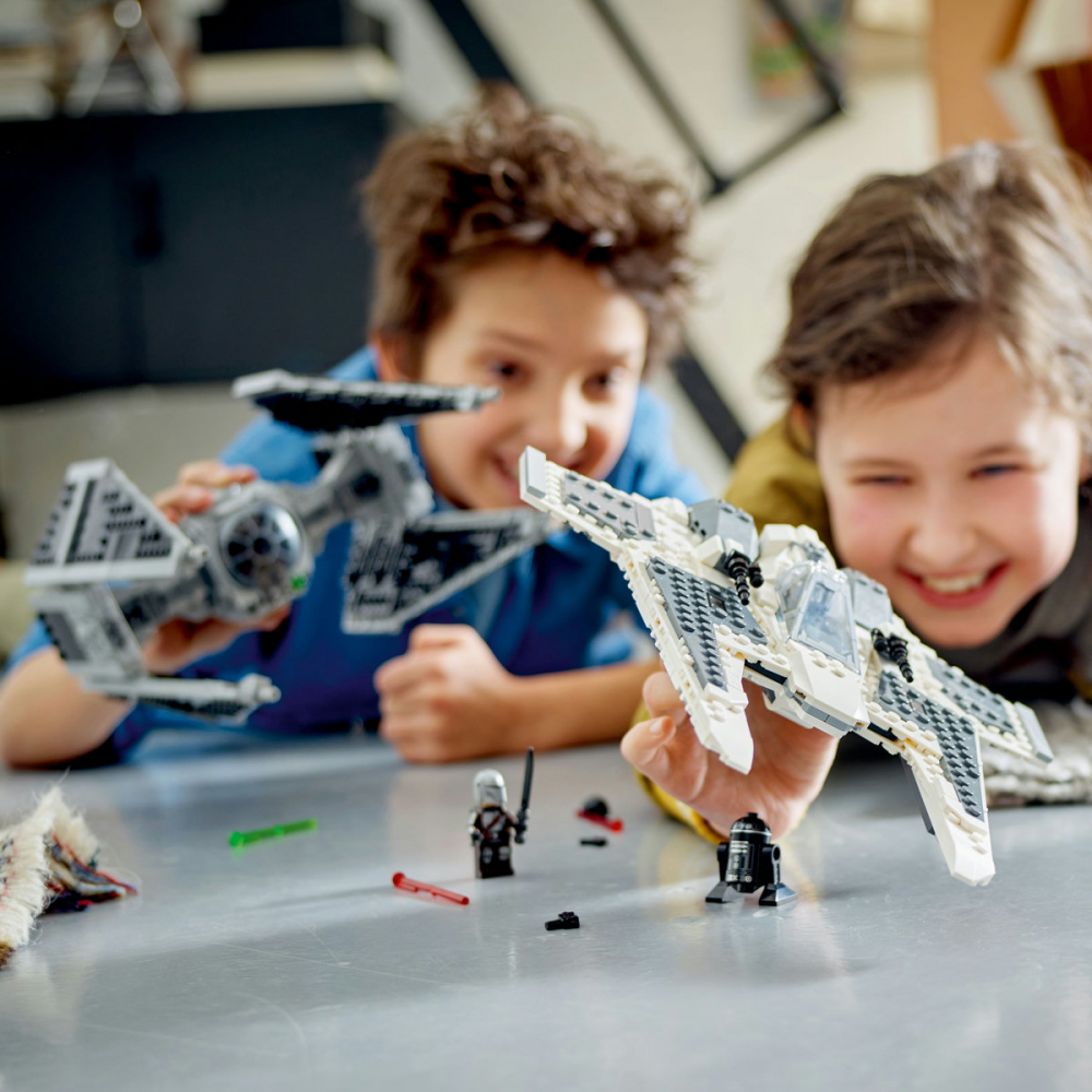 Fang Fighter mandalorian vs TIE Interceptor [5]