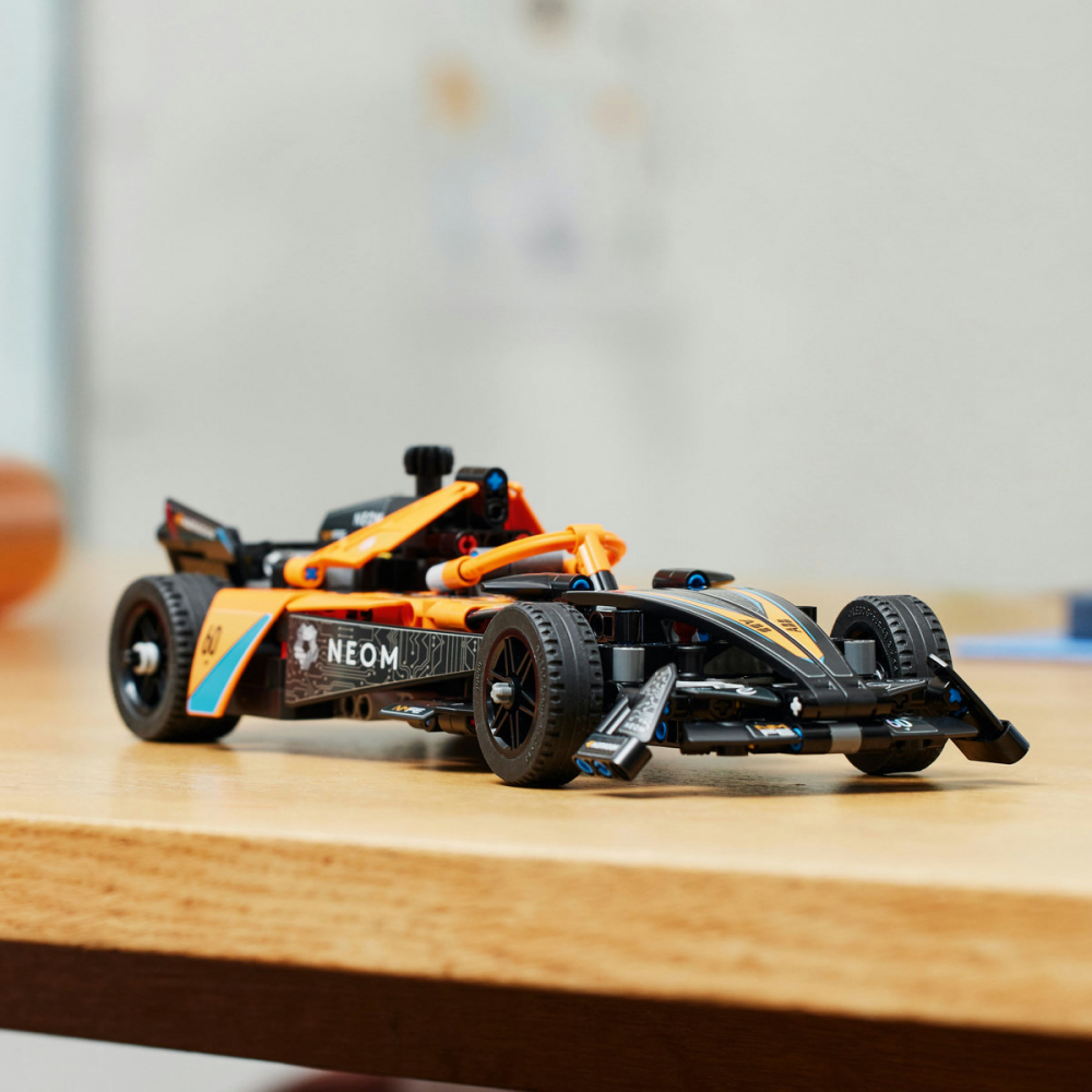 Masina de cursa NEOM McLaren Formula E [6]