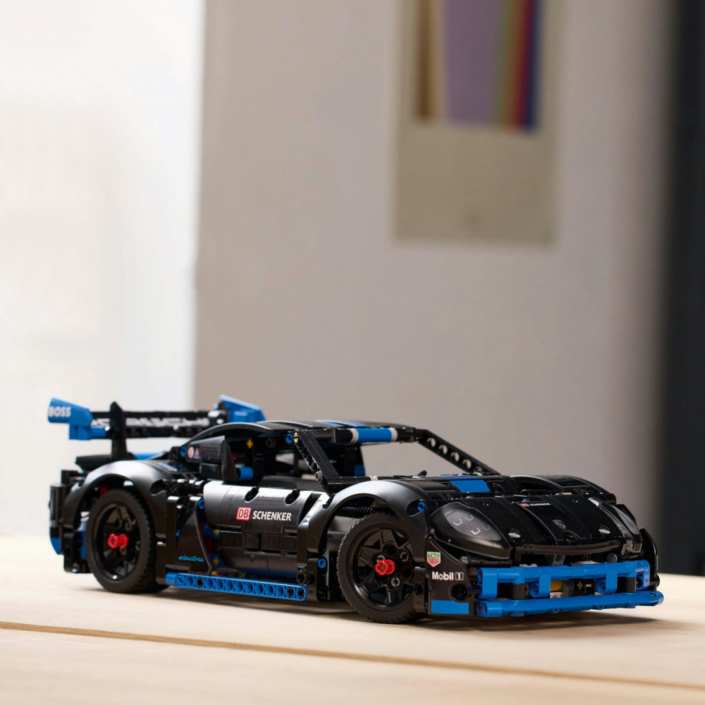 Masina de curse Porsche GT4 e-Performance [6]