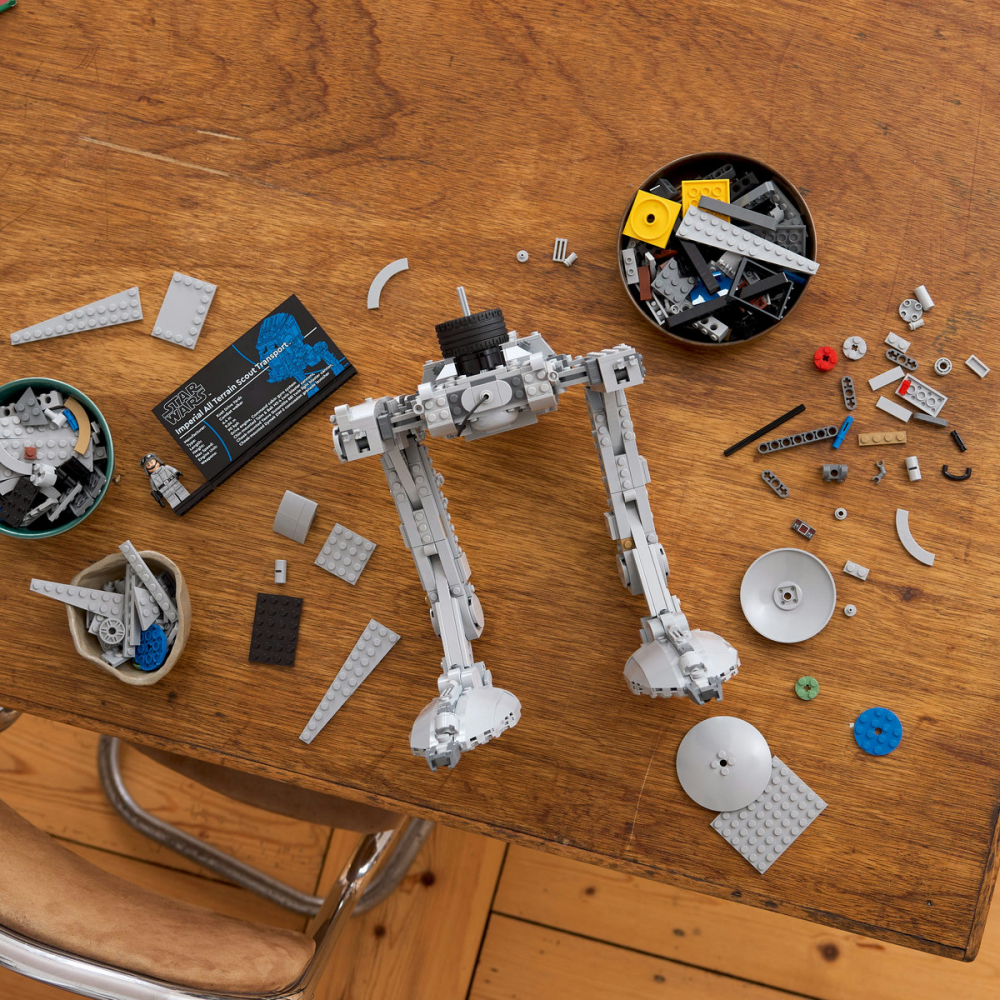 Robotul biped AT-ST [4]