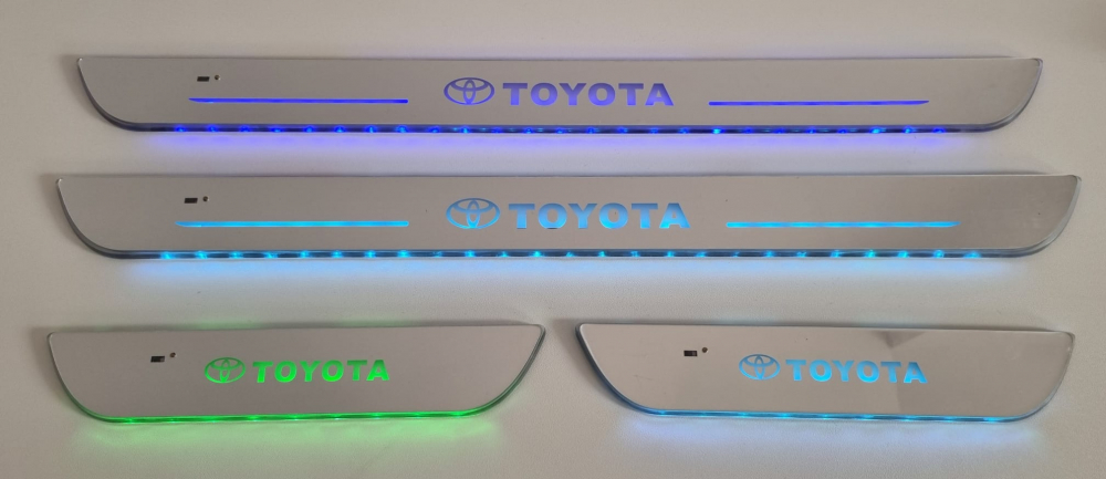 Set 4 protectii magnetice iluminate LED pentru pragul masinii cu logo TOYOTA [2]