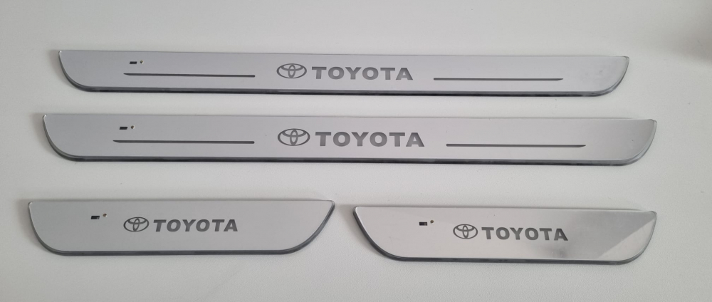 Set 4 protectii magnetice iluminate LED pentru pragul masinii cu logo TOYOTA [1]