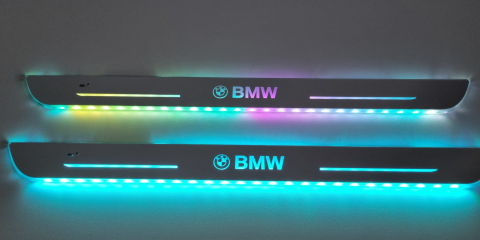 Ornamente auto - Set 2 protectii magnetice iluminateLED pentru pragul masinii cu logo BMW