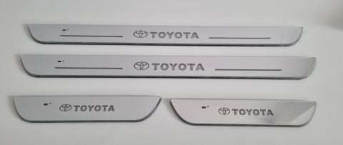 Ornamente auto - Set 4 protectii magnetice iluminate LED pentru pragul masinii cu logo TOYOTA