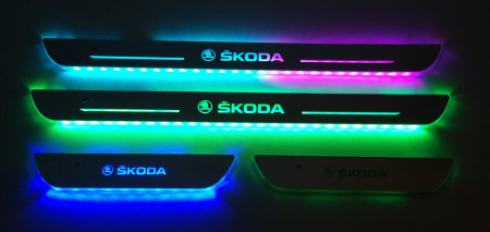 Ornamente auto - Set 4 protectii magnetice iluminateLED pentru pragul masinii cu logo SKODA