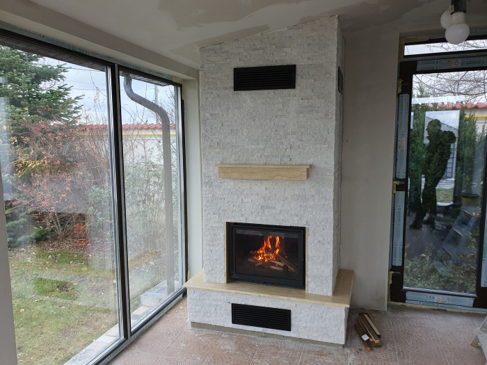 Semineu modern rustic finisat cu marmura alba scapitata de Ruschita [3]