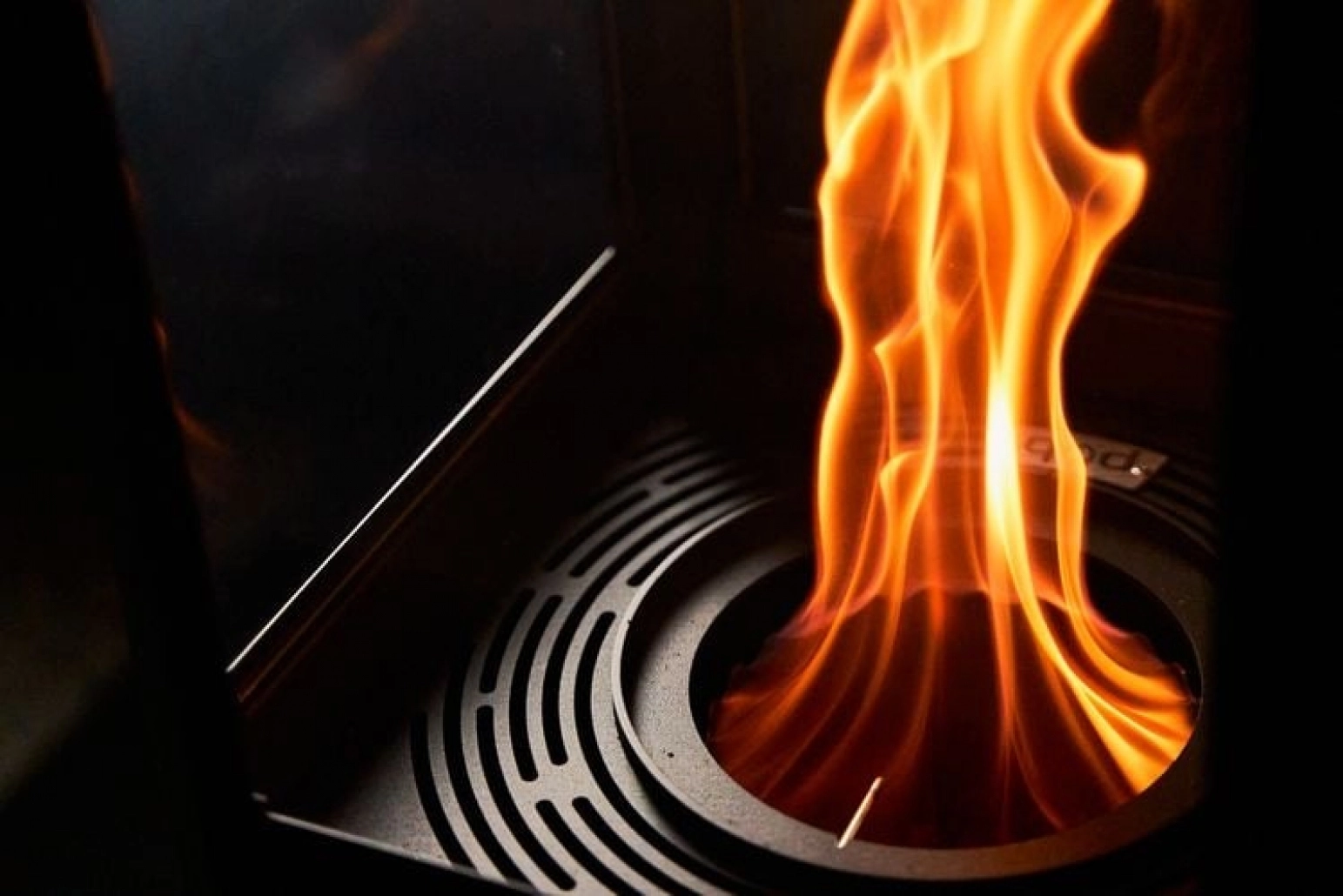 QUBE - INCALZITOR PE PELETI NEGRU [4]