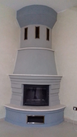 MODELE ȘEMINEE CONSTRUITE - Semineu la rotund pe colt cu focar din fonta