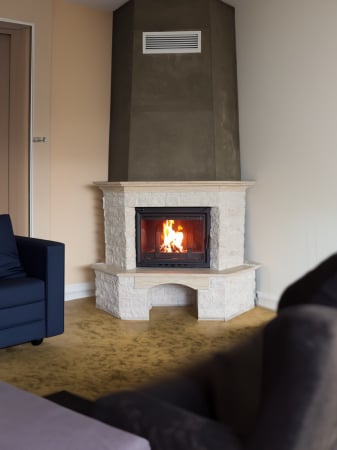 SEMINEE SI SOBE PE LEMNE - Șemineu complet 16KW pe colț model SILVIA