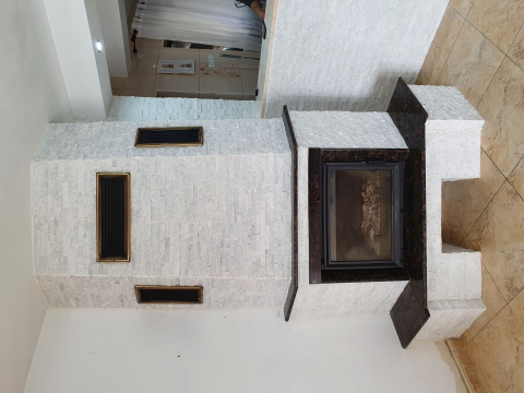 Șemineu modern placat cu marmură albă și poliță de granit – Construit în Vaslui, design elegant pentru living [2]