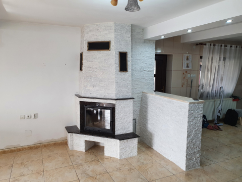 Șemineu modern placat cu marmură albă și poliță de granit – Construit în Vaslui, design elegant pentru living [1]