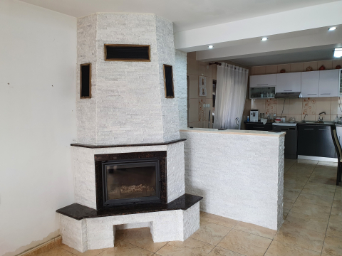 MODELE ȘEMINEE CONSTRUITE - Șemineu modern placat cu marmură albă și poliță de granit – Construit în Vaslui, design elegant pentru living