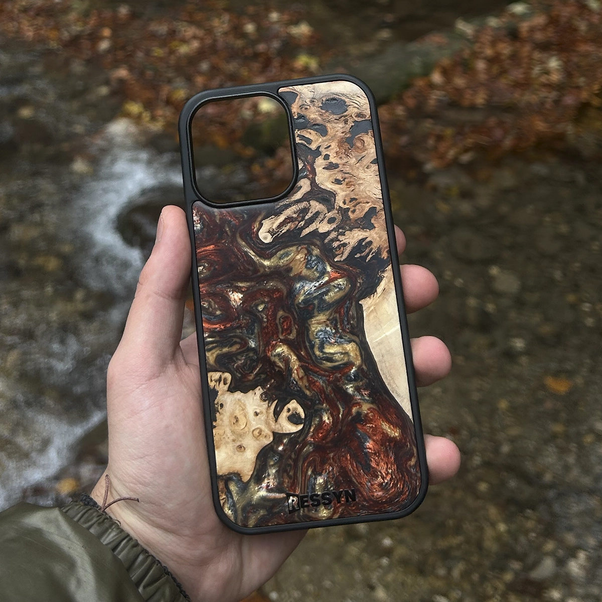 Husa iPhone RESSYN "Classy Brown" din Rasina Epoxy si Lemn Natural [4]