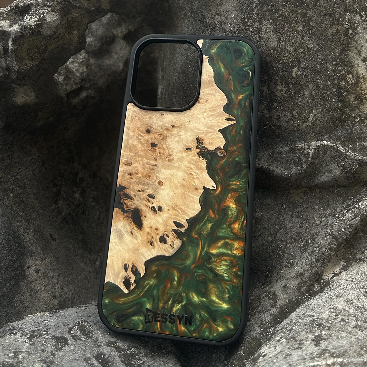 Husa iPhone RESSYN "Forest Green" din Rasina Epoxy si Lemn Natural [4]