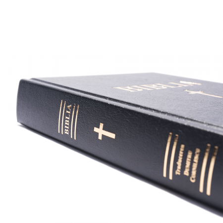 Biblia format mare, cu trimiteri, cu copertă cartonată, neagră, cruce [2]