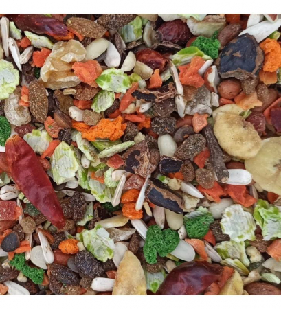 Manitoba Fruits Cocktail 68%-700g, amestec de fructe pentru papagali  Manitoba Fruits Cocktail 68% - 700g este un amestec delicios de fructe selectate cu grijă, special conceput pentru a satisface gusturile rafinate și cerințele nutritive ale papagalilor. Acest mix sănătos și hrănitor conține o varietate de fructe uscate și deshidratate, precum mere, pere, ananas, banane, căpșuni și multe altele, pentru a oferi păsărilor o experiență gustativă deosebită. Cu Manitoba Fruits  Cocktail 68% - 700g, veți oferi papagalilor dvs. hrana de calitate pe care o merită. Acest amestec de fructe bogate în vitamine, minerale și antioxidanți contribuie la menținerea sănătății sistemului imunitar, a sistemului digestiv și a sănătății generale a păsărilor. De asemenea, fructele din acest amestec susțin un penaj strălucitor și sănătos, evidențiind frumusețea naturală a papagalilor.      Manitoba Fruits Cocktail 68% - 700g oferă o alternativă sănătoasă și hrănitoare pentru păsările iubitoare de fructe, permițându-le să-și satisfacă pofta pentru aromele și texturile variate ale fructelor uscate. Acest amestec este potrivit pentru diverse specii de papagali și constituie o gustare ideală pentru momentele de răsfăț și plăcere.      Hrănirea regulată cu Manitoba Fruits Cocktail 68% - 700g va oferi păsărilor dvs. o varietate de arome și nutrienți, esențiale pentru sănătatea și starea lor de bine. Asigurați-vă că aveți întotdeauna acces la acest amestec hrănitor și hrăniți-i pe papagali cu dragoste și grijă pentru a le oferi o viață fericită și împlinită alături de dvs.      Cu Manitoba Fruits Cocktail 68% - 700g, veți observa cu bucurie cum păsările se bucură de fiecare bucățică și cum se încântă la fiecare masă cu această gustare sănătoasă și delicioasă. Fiecare păsăre merită să se bucure de savoarea naturală a fructelor, iar acest amestec special va face ca hrănirea să devină un moment de bucurie și împlinire pentru dvs. și pentru păsările dvs. iubite.      Amestec delicios de semințe de la Manitoba  cu multe fructe, se poate folosi ca snack sau hrană completă pentru papagali  Pentru că cei mai mulți papagali provin din regiuni tropicale și subtropicale, acest amestec din banane uscate, stafide, măceșe, papaya, caise și ananas le amintește de locul natal.      Ingrediente: fructe 68% (din care 35% fructe uscate, nuci de Macadamia 1.5%, fructe deshidratate 33%), legume 19%, seminte 7%, cereale extrudate 6%. Aditivi organoleptici: coloranti. [2]