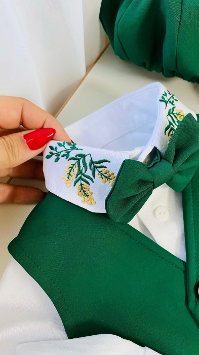 Costumas Botez Stofa Verde cu vesta brodat frunze de maslin [3]