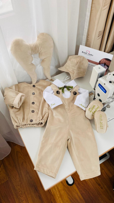 Costumas Botez Theodor catifea bej [1]