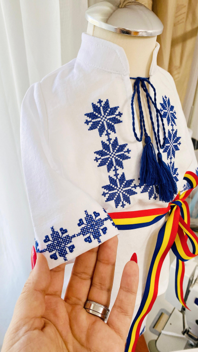 Costumas Botez Traditional cu motive albastre [3]