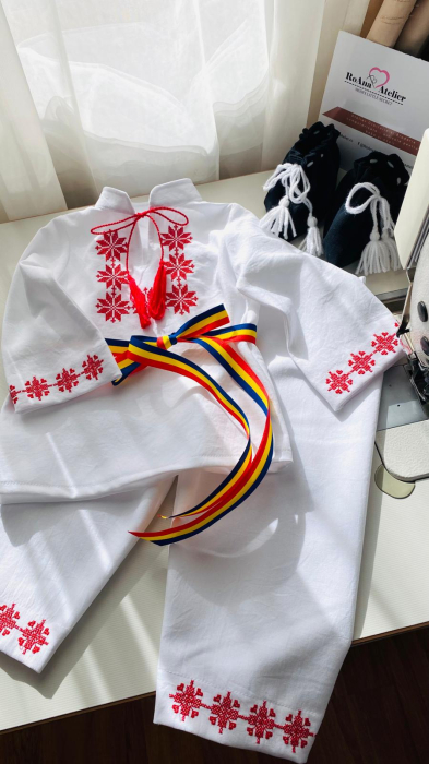 Costumas Botez Traditional cu motive rosii [3]