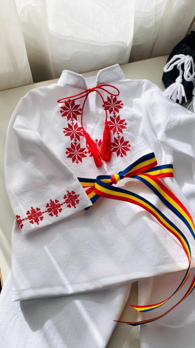 Costumas Botez Traditional cu motive rosii [2]