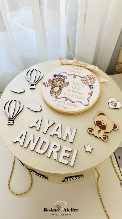 Cutie Trusou Bej Ursulet cu balon si datele nasterii brodate [2]