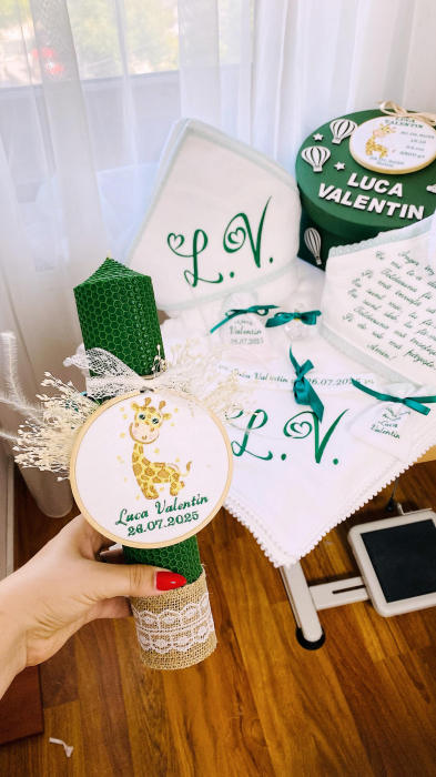 Lumanare Botez verde cu gherghef brodat Girafa [2]