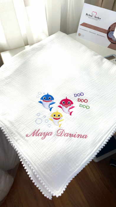 Paturica bebe din muselina Baby Shark personalizata cu nume [2]