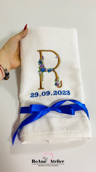 Prosop mediu brodat cu initiala si data [2]