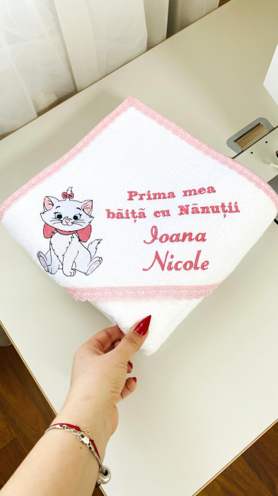 Prosop Prima mea baita cu Nanutii Pisica Marie [5]