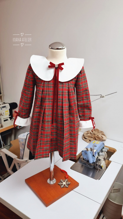 Rochita carouri cu guleras alb [3]