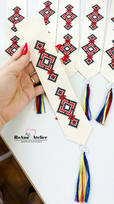 Semn de carte brodat cu motive traditionale [2]