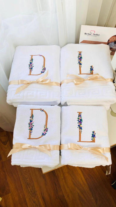 Set prosoape medii brodate cu initiala [12]