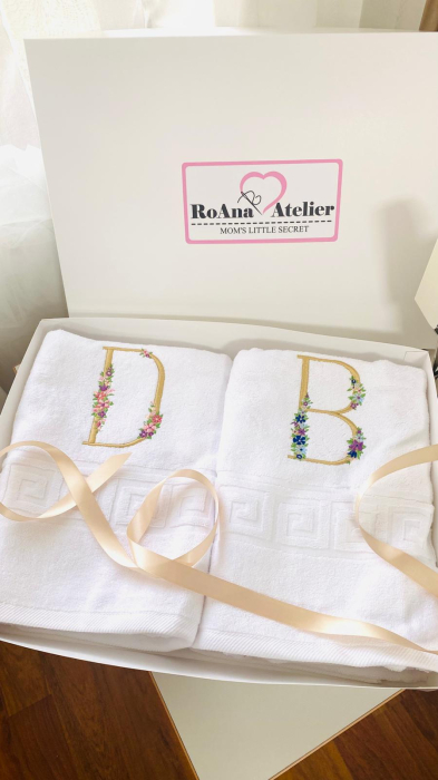 Set prosoape medii brodate cu initiala [11]