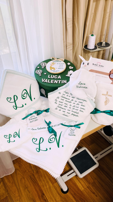 Trusou Botez Muselina personalizat cu initiale verzi [1]