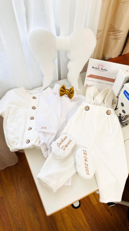 Costumase - Costum Botez din catifea alba cu Aripi Ingeras personalizat