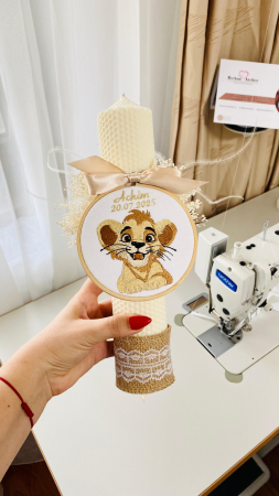 Lumanari Botez - Lumanare Botez alba cu gherghef brodat Simba