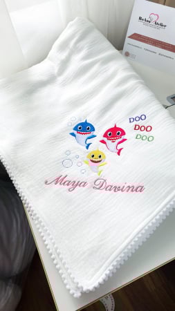Paturici Bebelusi - Paturica bebe din muselina Baby Shark personalizata cu nume