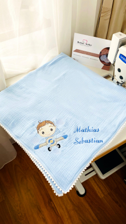Paturici Bebelusi - Paturica bebe din muselina bleu Aviator personalizata cu nume