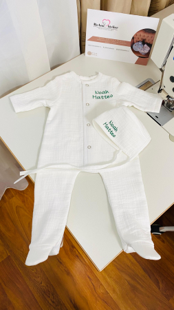 Salopeta cu botosei si caciulita din muselina personalizate