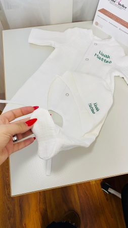 Salopeta cu botosei si caciulita din muselina personalizate [4]