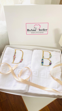 Set prosoape medii brodate cu initiala [10]