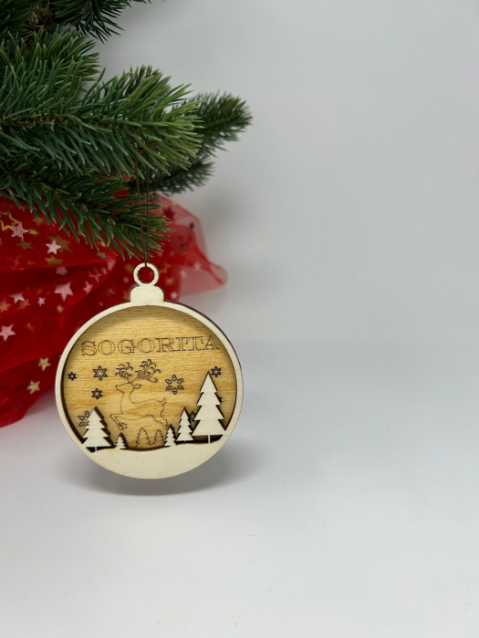 Glob Personalizat din Lemn – Cerb și Brad | Decor Crăciun Rustic [1]