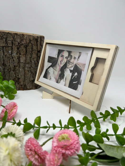 Ramă Foto din Lemn cu Spațiu pentru Stick USB – Elegantă și Practică [2]