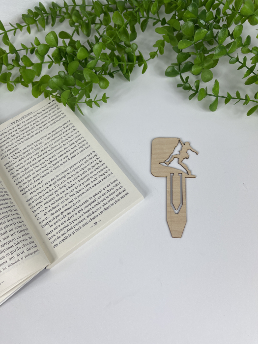 Semn de carte din lemn „Alpinist” – Accesoriu pentru pasionați de lectură și aventură [2]