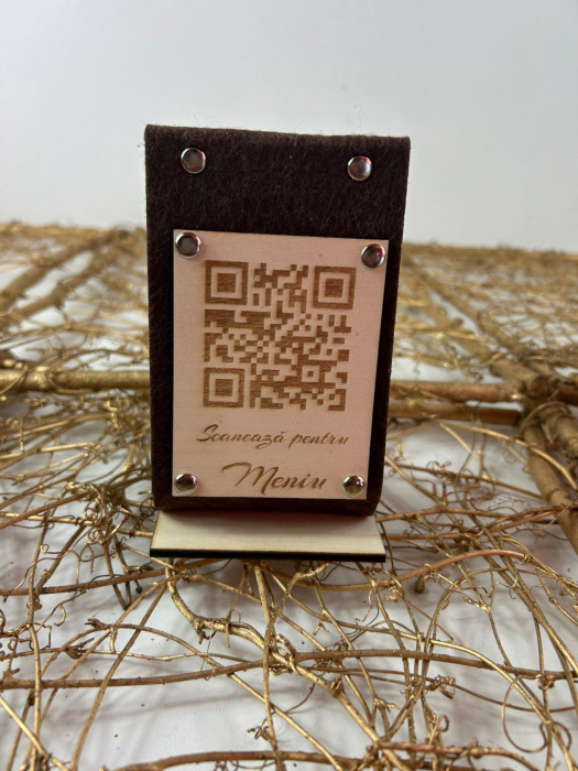 Stand cod QR din fetru maro combinat cu lemn [3]