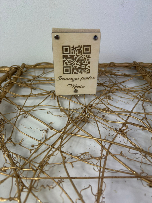 Stand cod QR din lemn combinat cu fetru crem [2]